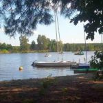 Jezioro w Sielpi i widok na łódkę i molo